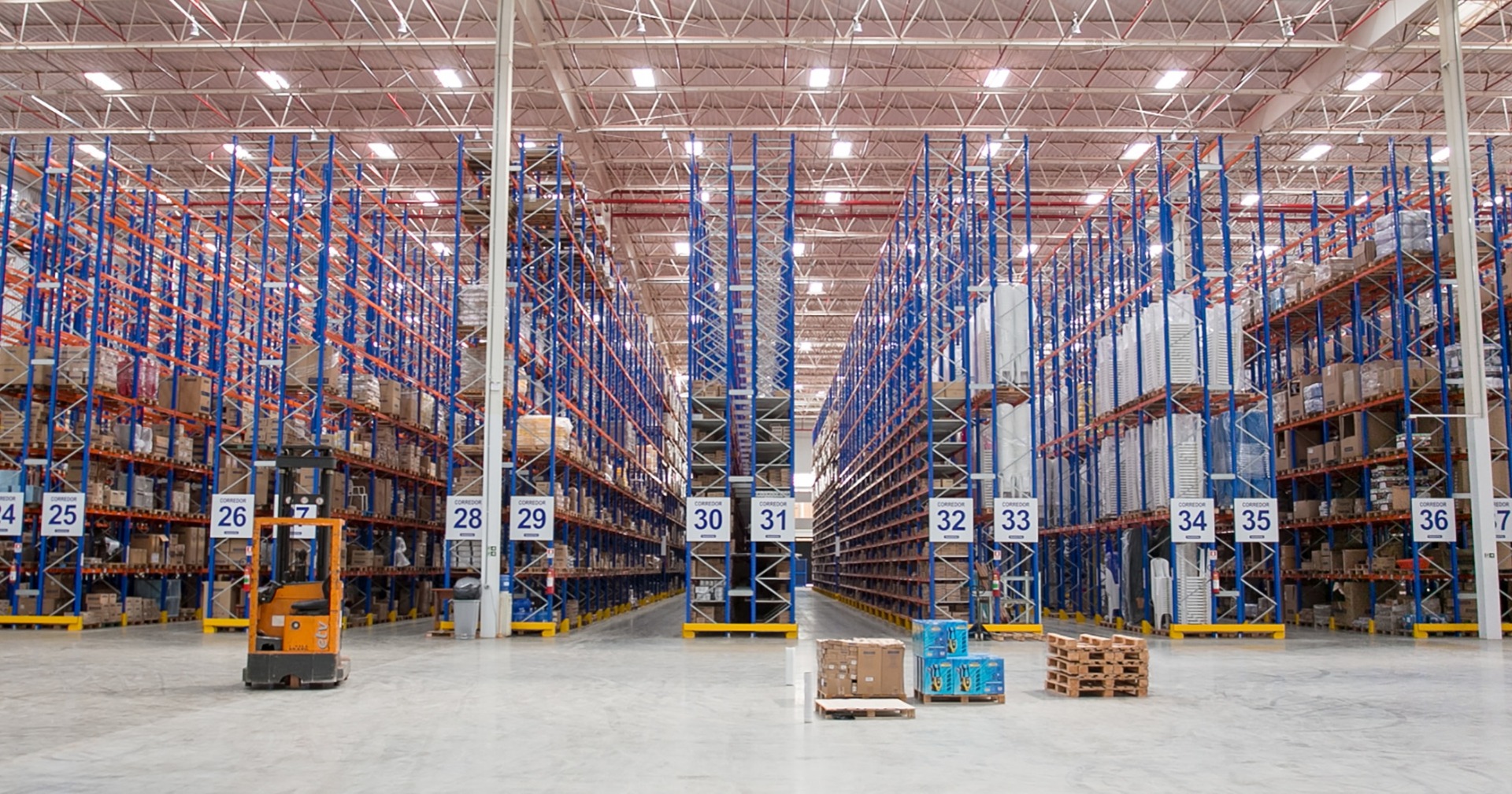 Montagem estrutural de porta pallet